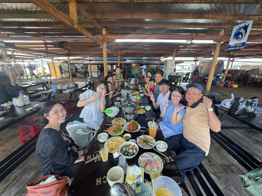 Ktour-nha-trang-an-trua-lang-chai