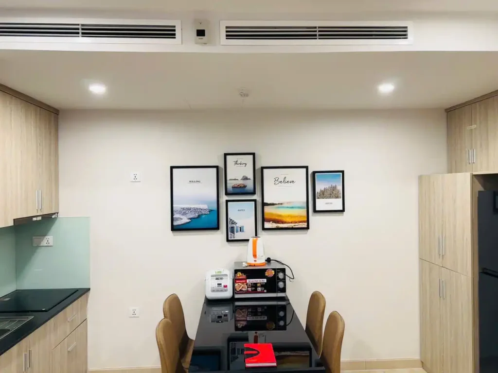 Không gian bàn ăn của căn hộ condotel Gold Coast 2 phòng ngủ