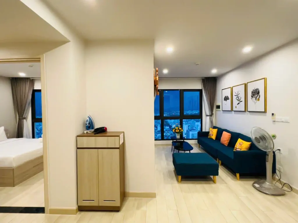 Phòng khách và không gian sinh hoạt chung của căn hộ condotel Gold Coast 2 phòng ngủ