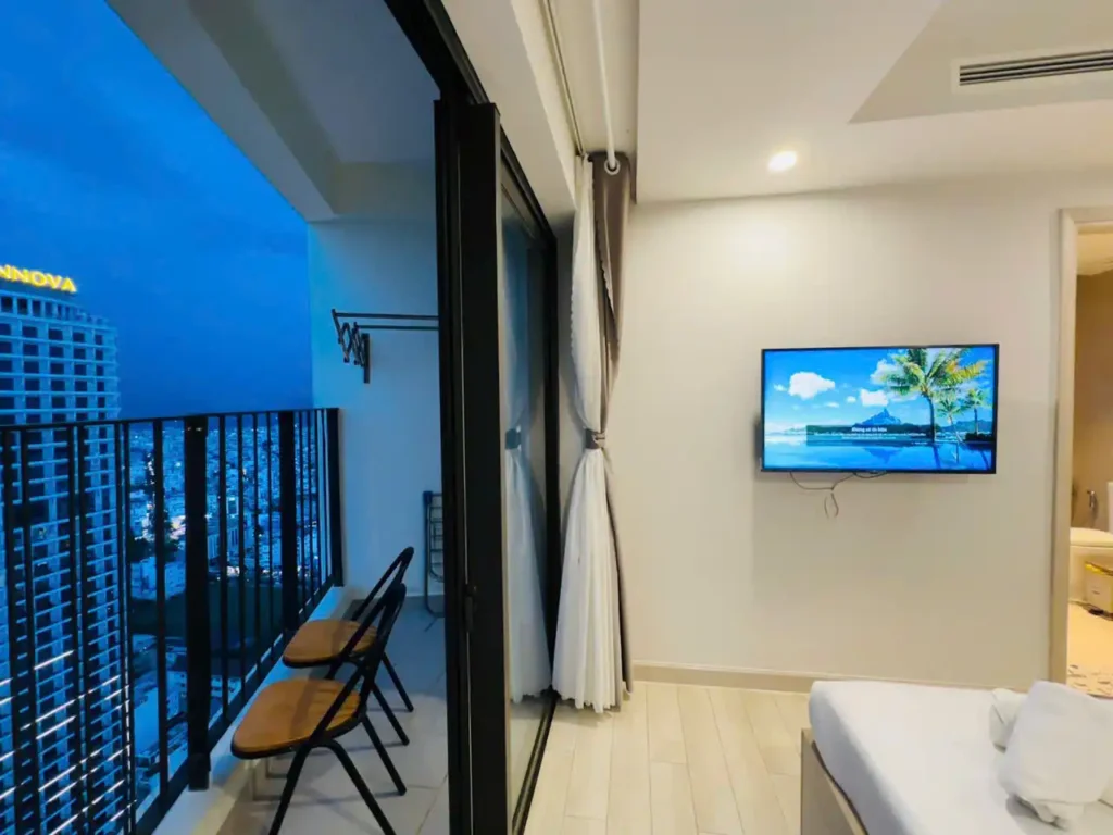Phòng ngủ lớn thông ra ban công của căn hộ condotel Gold Coast 2 phòng ngủ