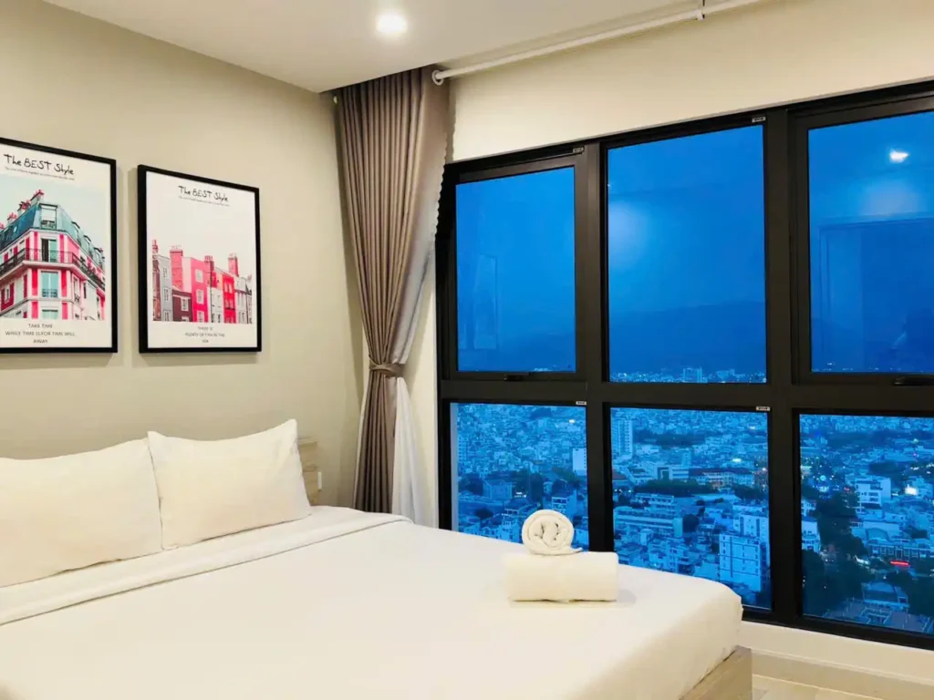 Phòng ngủ thứ 2 có cửa sổ view thành phố của căn hộ condotel Gold Coast 2 phòng ngủ