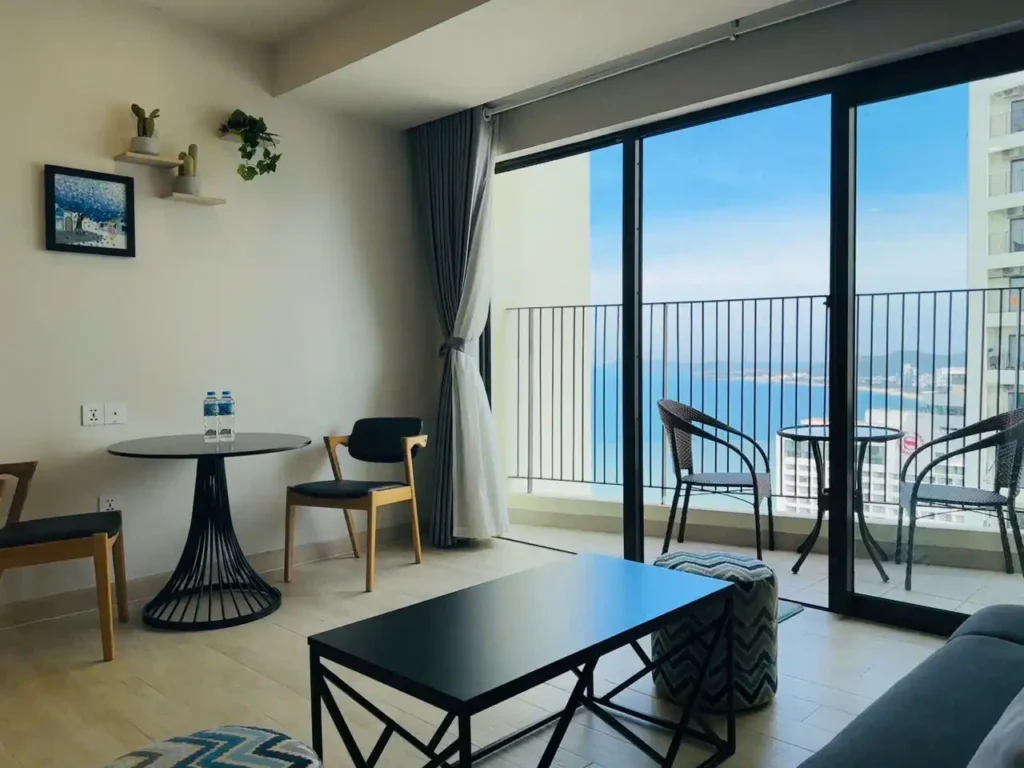 Căn hộ Gold Coast 1 phòng ngủ có ban công hướng Đông Nam view xéo biển mát mẻ và đẹp mắt