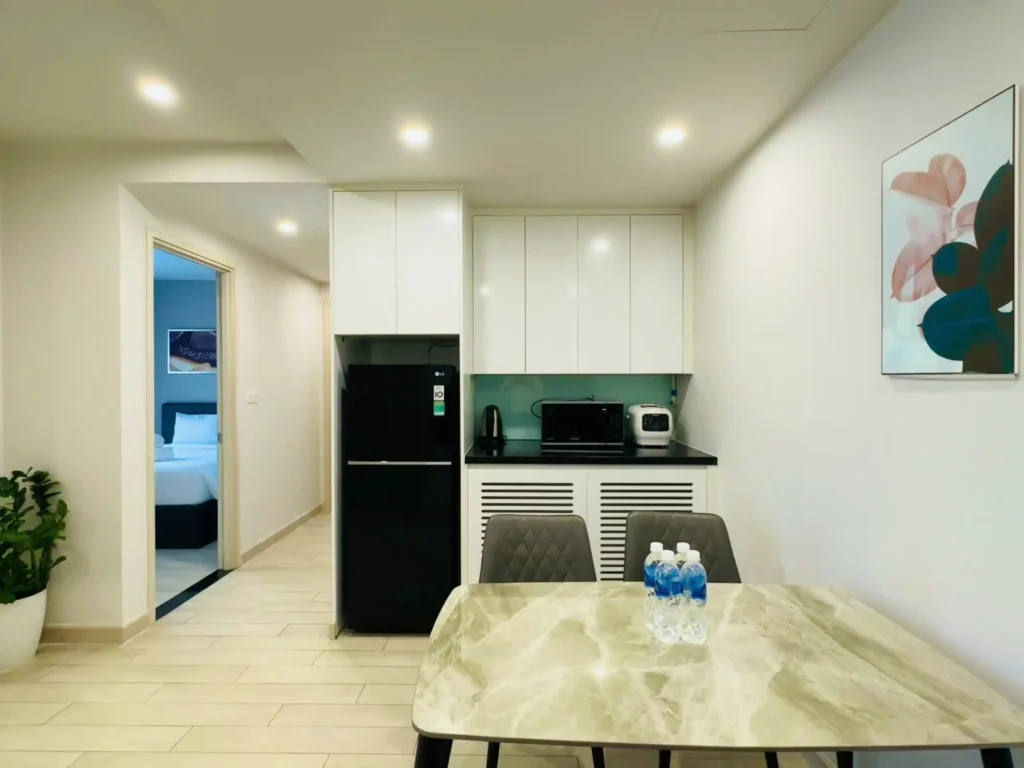 Không gian bếp của căn hộ condotel Gold Coast 2 phòng ngủ