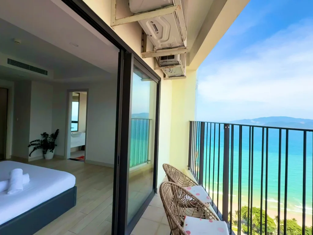 Phòng ngủ nhìn ra ban công đón gió biển của căn hộ condotel Gold Coast 2 phòng ngủ