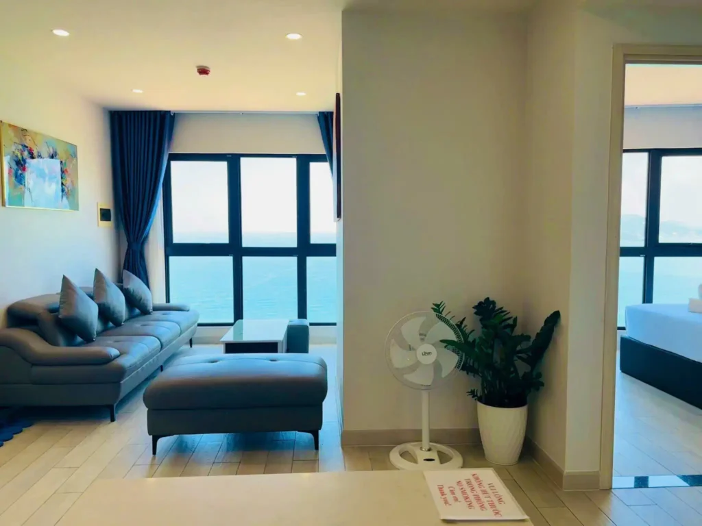 Không gian sinh hoạt chung của căn hộ condotel Gold Coast 2 phòng ngủ